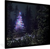 Fotolijst incl. Poster - Verlichte kerstboom in een donker bos - 40x40 cm - Posterlijst - Kerstmis Decoratie - Kerstversiering - Kerstdecoratie Woonkamer - Kerstversiering - Kerstdecoratie voor binnen - Kerstmis