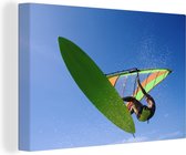 Canvas Schilderij Een windsurfer hangt in de lucht - 60x40 cm - Wanddecoratie