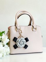XARI Collections - ‘Camellia’ Grijs & Goud Bag Charm - Tashanger - Bloem Tas Charm - Handtas Accessoires - Sieraad voor handtas - Tas ketting - Tassenhanger - Purse accessories - B