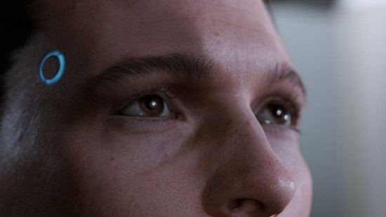 Close-up van de ogen van een mensachtige met een bruin pak en een blauwe cirkel op zijn voorhoofd.