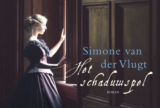 Een vrouw in een paarse jurk kijkt uit een raam. Titel: Het schaduwspel, Simone van der Vlugt.