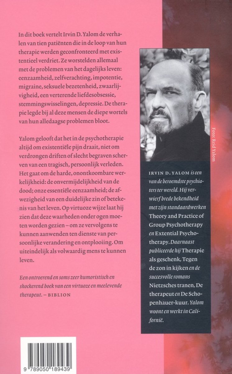 Achterkant boek met portret van Irvin D. Yalom en tekst over zijn boek "Scherprechter van de liefde".