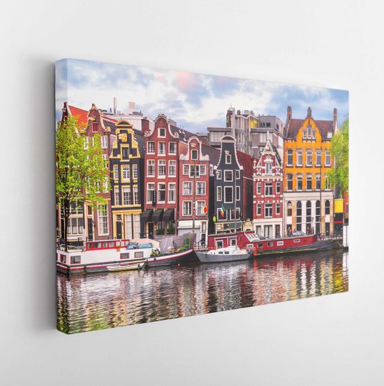 Amsterdam Nederland dansende huizen over rivier de Amstel landmark in het oude Europese lentelandschap van de stad. - Moderne kunst canvas - Horizontaal - 642423370 - 80*60 Horizontal