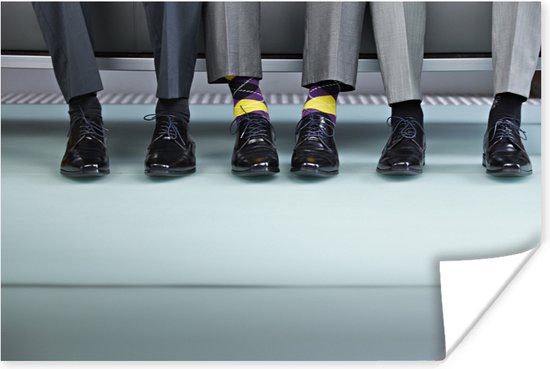 Poster Gele sokken tussen zwarte sokken – 30×20 cm