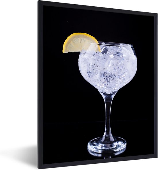 Fotolijst incl. Poster - Gin tonic cocktail met citroen op een zwarte achtergrond - 30x40 cm - Posterlijst