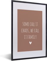 Fotolijst incl. Poster - Engelse quote "Some call it chaos, we call it family" met een hartje op een bruine achtergrond - 40x60 cm - Posterlijst