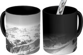 Magische Mok - Foto op Warmte Mok - Besneeuwde bergtoppen in de Alpen - zwart wit - 350 ML