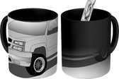 Magische Mok - Foto op Warmte Mok - tekening van een Amerikaanse auto in het grijs - zwart wit - 350 ML