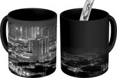 Magische Mok - Foto op Warmte Mok - Kleurrijke verlichting in Manila - zwart wit - 350 ML