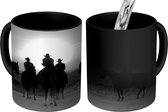 Magische Mok - Foto op Warmte Mok - Een groep cowboys bij een zonsondergang - zwart wit - 350 ML