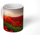 Mok - Een veld met alleen maar rode tulpen - 350 ML - Beker