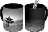 Magische Mok - Foto op Warmte Mok - Toren van het Jixian Pavilion bij het water in China - zwart wit - 350 ML
