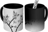 Magische Mok - Foto op Warmte Mok - Stilleven van een bloeiende appelboom - zwart wit - 350 ML