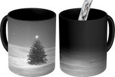 Magische Mok - Foto op Warmte Mok - Kerstboom in de sneeuw bij nacht - zwart wit - 350 ML - Kerst Cadeau - Kerst Cadeautjes - Kerstcadeau Man - Kerstcadeau Vrouw