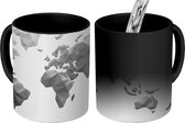 Magische Mok - Foto op Warmte Mok - Wereldkaart - Driehoeken - Kleuren - zwart wit - 350 ML