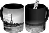 Magische Mok - Foto op Warmte Mok - Uitzicht op de Eiffeltoren vanaf de Seine - zwart wit - 350 ML