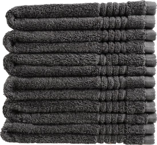 Une pile de serviettes gris foncé avec des détails côtelés.