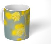 Mok - Een gele mimosa plant met een lichtblauwe achtergrond - 350 ML - Beker
