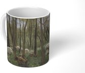 Mok - Schapenkudde in een bos - Schilderij van Anton Mauve - 350 ML - Beker