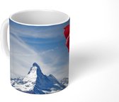 Mok - Zwitserse Vlag bij Matterhorn in Zwitserland - 350 ML - Beker