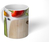 Mok - Diverse groenten en fruit naast de snijplank - 350 ML - Beker