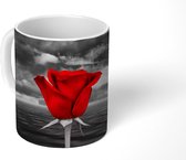 Mok - Zwart-wit foto van een rode roos, zee en een bewolkte lucht - 350 ML - Beker