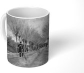 Mok - Weg in Etten in zwart wit - Vincent van Gogh - Zwart - Wit - 350 ML - Beker