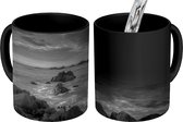 Magische Mok - Foto op Warmte Mok - Een zonsondergang boven Big Sur in Amerika - zwart wit - 350 ML