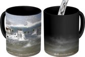 Magische Mok - Foto op Warmte Mok - een woeste tsunami die op de huizen afstormt - 350 ML