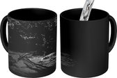 Magische Mok - Foto op Warmte Mok - Helder meer in de jungle - zwart wit - 350 ML