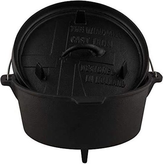 Zwarte gietijzeren Dutch oven met deksel, met tekst 'DESIGNED IN HOLLAND'.
