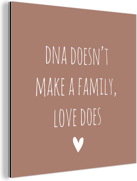 Wanddecoratie Metaal - Aluminium Schilderij - Engelse quote DNA doesn't make a family, love does met een hartje tegen een bruine achtergrond - 90x90 cm - Dibond