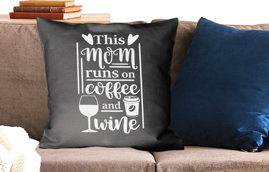 Sierkussen décoratif Citations de la fête des mères pour l'intérieur - Citation de la fête des mères Cette maman court au café et au vin sur fond noir - 60x60 cm - coussin intérieur carré en coton