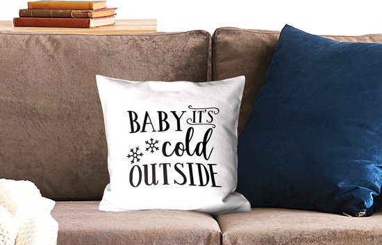 Sierkussens - Kussentjes Woonkamer - 40x40 cm - Quote "Baby it's cold outside" wanddecoratie sneeuwvlok zwart op wit - Kerstversiering - Kerstdecoratie voor binnen - Woonkamer