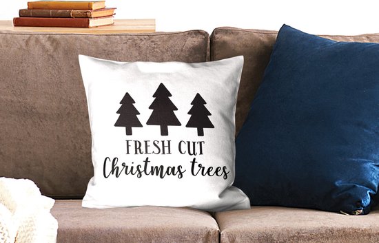 Sierkussens - Kussentjes Woonkamer - 45x45 cm - Quote "Fresh cut christmas trees" op een witte achtergrond - Kerstversiering - Kerstdecoratie voor binnen - Woonkamer
