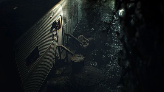 Een trailer staat in een donkere, overstroomde omgeving. Een trap leidt naar de deur, met een vat ernaast.