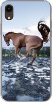 Geschikt voor iPhone XR hoesje - Bokkend paard in de waterplassen - Siliconen Telefoonhoesje