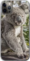 Geschikt voor iPhone 12 Pro Max hoesje - Koala - Hout - Planten - Kids - Jongens - Meiden - Siliconen Telefoonhoesje