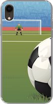 Geschikt voor iPhone XR hoesje - Een illustratie van een voetbal op het veld in het stadion - Jongens - Meiden - Kids - Siliconen Telefoonhoesje