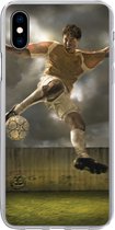 Geschikt voor iPhone Xs Max hoesje - Een illustratie van een voetballer die tegen de bal schopt - Jongens - Jongetje - Kids - Siliconen Telefoonhoesje