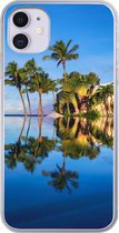 Geschikt voor iPhone 11 hoesje - Bij Wailea Beach op Hawaii worden palmbomen gereflecteerd op het water - Siliconen Telefoonhoesje