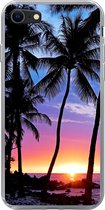 Geschikt voor iPhone 8 hoesje - De kleurrijke zonsondergang achter een rij met palmbomen op Hawaï - Siliconen Telefoonhoesje