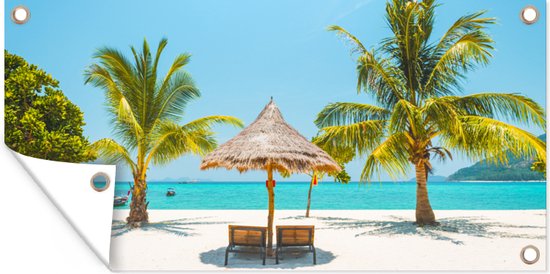 Strand met palmbomen en strandstoelen