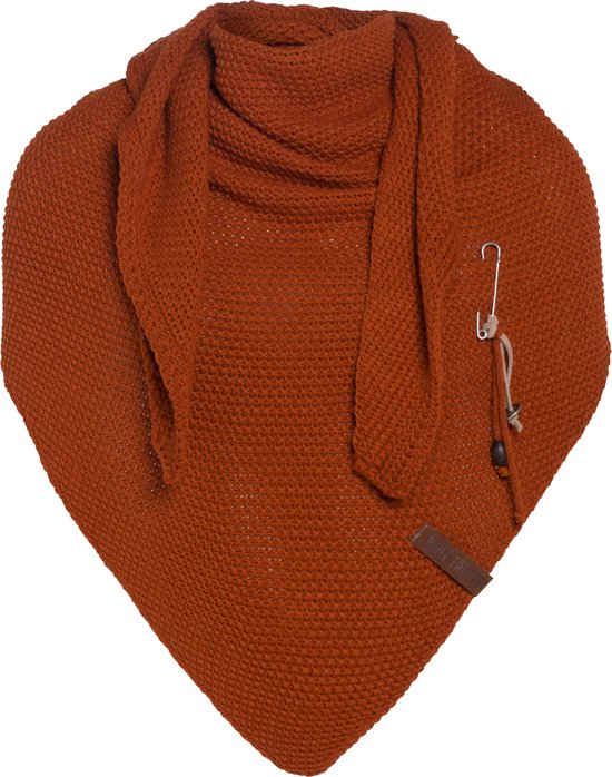 Knit Factory Coco Gebreide Omslagdoek - Driehoek Sjaal Dames - Dames sjaal - Wintersjaal - Stola - Wollen sjaal - Oranje sjaal - Terra - 190x85 cm - Inclusief sierspeld