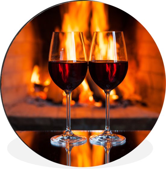 WallCircle - Wandcirkel - Muurcirkel - Twee glazen rode wijn bij een open haard - Aluminium - Dibond - ⌀ 60 cm - Binnen en Buiten