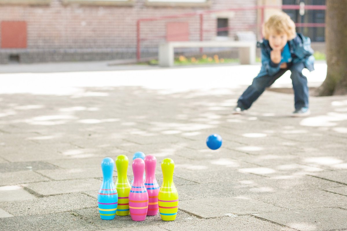 BS Toys Skittles Bowling Kegelspel - Bowlingset kinderen - bowlingset speelgoed - Actiespel - Houten speelgoed - Kinder Speelgoed 4 Jaar - Buiten speelgoed - Buitenspel - Buiten Spellen - Tuin Speelgoed - Rood & Wit - 6 Kegels — afbeelding 3