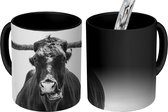Magische Mok - Foto op Warmte Mok - Een zwarte stier met grote hoorns - 350 ML