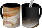 Magische Mok - Foto op Warmte Mok - Ham kaas tosti op een wit bord - 350 ML