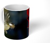 Mok - Koolmees die met nestmateriaal vliegt - 350 ML - Beker