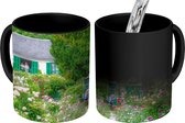 Magische Mok - Foto op Warmte Mok - Pad naar boerderij met de deurtjes in de tuin van Monet in Frankrijk - 350 ML